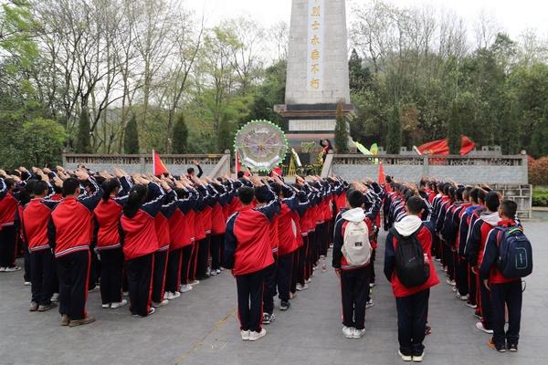 逃离黑与白的房间